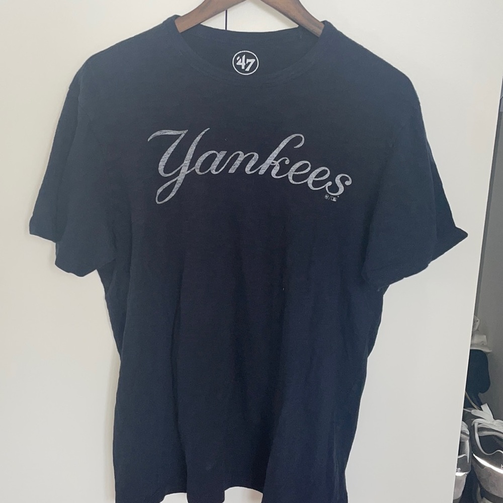 MENS MEDIUM YANKEES TEE. 47BRAND.